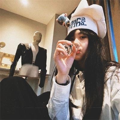 随盲柳入眠的女人